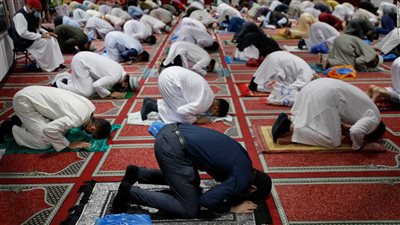 إجازة صلاة الجمعة بالاستماع إلى الخطبة في المذياع