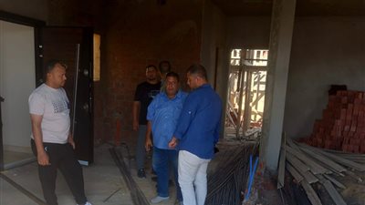 لجنة الإزالة الفورية تزيل مخالفة بناء في حي النادي بمدينة الشروق