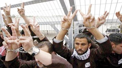 عشرات الأسرى الفلسطينيين يعلنون إضرابهم المفتوح عن الطعام