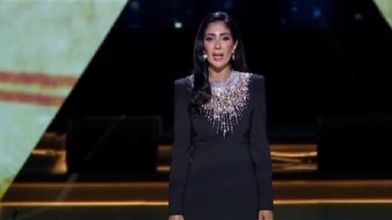 الفنانة منى زكي