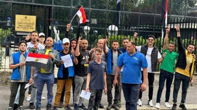 وقفة لتأييد السيسى من أعضاء الجالية المصرية بميلانو عقب تحرير توكيلات الترشح للانتخابات