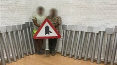 ضبط المتهمين بسرقة «اللوحات الإرشادية» من الطرق في الخليفة