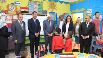 محافظ الجيزة يحضر طابور الصباح مع طلاب مدرسة السعيدية الثانوية