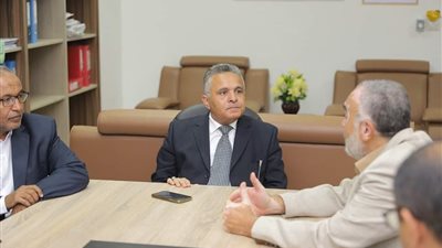 رئيس جامعة السويس يتفقد كليتي التكنولوجيا والتعليم والحاسبات