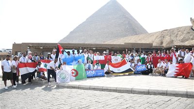 شباب ١٣ دولة عربية فى زيارة للأهرامات