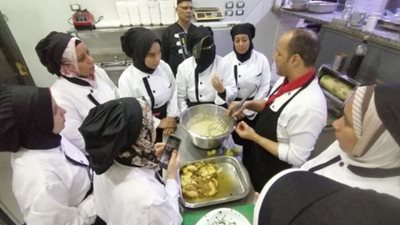 تدريب فتيات بنى سويف والقاهرة على 6 مهن يحتاجها سوق العمل.. صور