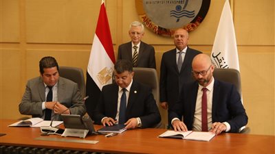 الوزير والسفير الفرنسي يشهدان مذكرة تفاهم بشأن الخط السادس لمترو القاهرة