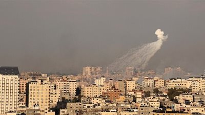 استهداف عنيف بالفسفور الأبيض المحرم دوليا للنازحين غرب مدينة غزة