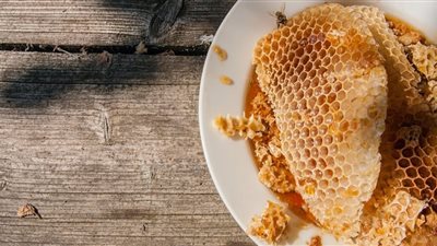 12 فائدة لشمع العسل..تعرف عليها