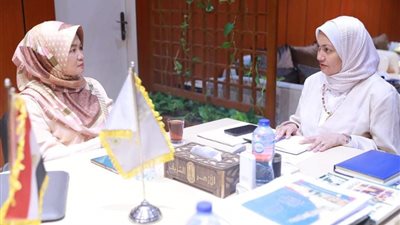 مستشار شيخ الأزهر للوافدين تلتقي بعميد الدراسات الإسلامية بجاكرتا