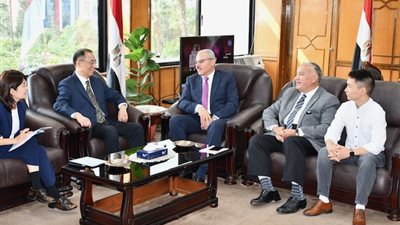 وفد الإعلام والصحافة الصينية في ضيافة جامعة قناة السويس