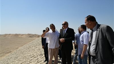 محافظ قنا يتفقد مخرات السيول بقوص