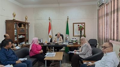 وكيل الصحة بالقليوبية يناقش خطة تطوير المستشفيات