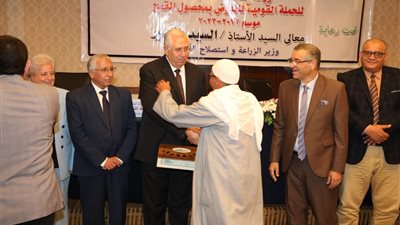 بالصور.. وزير الزراعة يكرم أفضل منتجي القمح