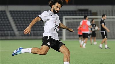 شاهد فرحة والتفاف الجماهير في الإمارات حول محمد صلاح