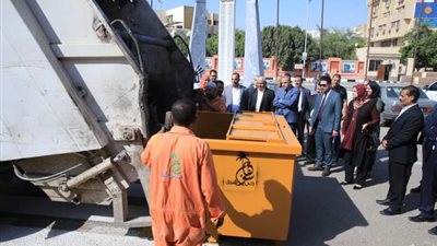 محافظ سوهاج يناقش سبل تطوير منظومة النظافة والتجميل بالمحافظة
