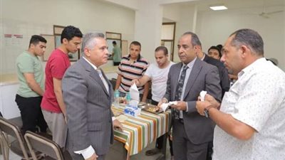 رئيس جامعة السويس تفقد المدنية الجامعية وتناول الغداء مع الطلاب