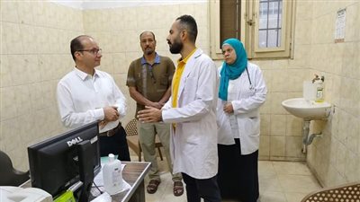 الجزار يتابع أول يوم عمل للعيادات المسائية بمستوصف صدر بنها
