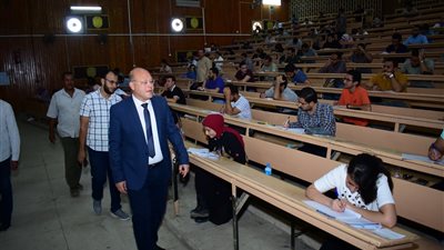 رئيس جامعة سوهاج يتابع أعمال إمتحانات الفرقة السادسة بكلية الطب