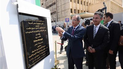 سداد مخالفات المرور وفواتير الكهرباء والمياه والغاز.. افتتاح اول مكتب بريد خدمة من داخل السيارة