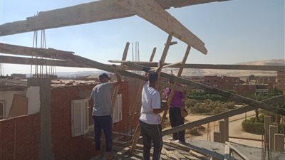 وقف تنفيذ تعدٍّ بالبناء بدون ترخيص في فايد بالإسماعيلية