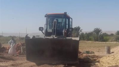 إزالة ٣ حالات تعدى بالبناء على الأراضى الزراعية بأرمنت في الأقصر