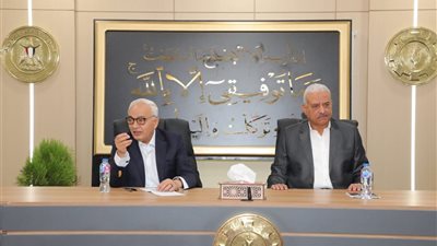حجازي ومحافظ السويس يعقدان اجتماعا مع قيادات التعليم بالمحافظة