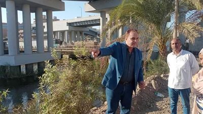رئيس مركز ملوي يتفقد أعمال إنشاء مجمع مواقف السيارات بالمدينة