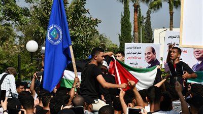 رئيس جامعة القناة يتقدم مسيره طلابية لدعم القضية الفلسطينية..صور