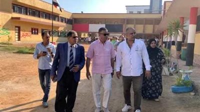مدير ووكيل القنطرة غرب يتفقدان أول مركز تعلم ذكي بالجمهورية