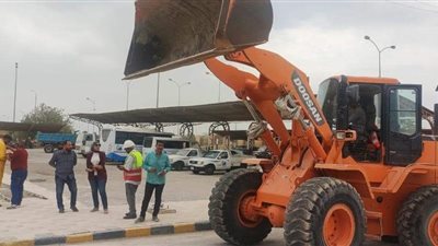اصطفاف المعدات والسيارات بجبل عتاقة لمواجهة السيول والأزمات