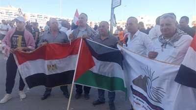 المساعدات فى انتظار الدخول لقطاع غزه على معبر رفح
