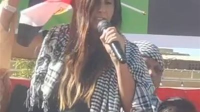 سائحة اجنبية تشارك في وقفة اهالي الأقصر للتضامن مع فلسطين