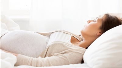 3 طرق للنوم احذريها اثناء الحمل