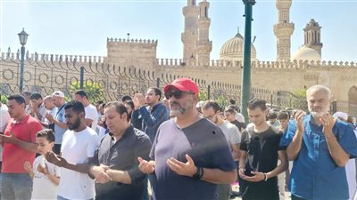 المصلين بالجامع الأزهر يؤدون صلاة الغائب على أرواح شهداء فلسطين