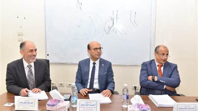 رئيس جامعة أسيوط يناقش رسالة دكتوراه بمستشفى القلب الجامعي