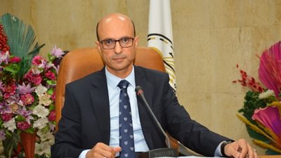 رئيس جامعة أسيوط يشيد بأعمال حملة الكشف المبكر عن سرطان