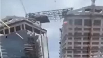 عمال معلقون في الهواء على ارتفاع 500 قدم | فيديو