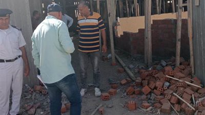 جهاز مدينة الشروق يُزيل مخالفة بنائية بمشاركة شرطة التعمير.. صور