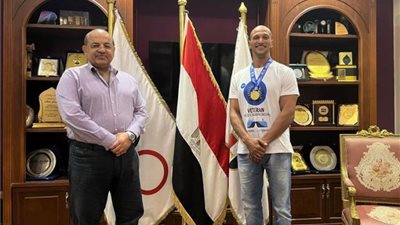 هشام حطب يكرم كرم جابر بعد حصوله على ذهبية بطولة العالم للرواد للمصارعة