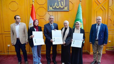 محافظ الإسماعيلية يكرم الفائزين في مبادرة المشروعات الذكية ..صور