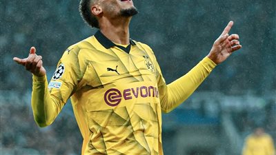 شاهد .. دورتموند يهزم نيوكاسل ويصعد مع سان جيرمان بدورى الأبطال