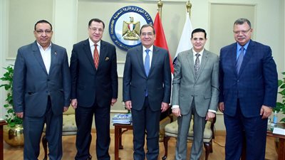 وزير البترول يستعرض مع دار التحرير كتاب الجمهورية الجديد 
