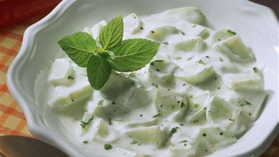سلطة الزبادي بالخيار والنعناع.. صحية ولذيذة وسريعة التحضير