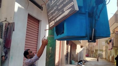 حملات لإزالة اعلانات الشوارع غير المرخصة بأسيوط