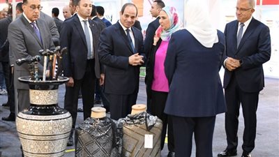 متحدث الرئاسة ينشر صور افتتاح وتفقد الرئيس السيسي للملتقى والمعرض الدولي السنوي للصناعة