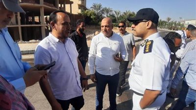 تفاصيل تحفظ رئيس جهاز الشروق على سيارتان بمشاركة شرطة التعمير صور