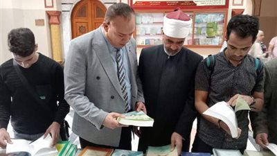 طلاب الأزهر يتوافدون على معرض الكتاب بكلية اللغة العربية بالدراسة