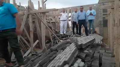 رئيس جهاز الشروق يقود لجنة إزالة مسائية ويوقف أعمال بناء مخالفة