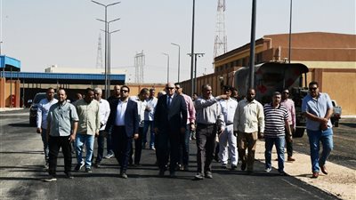 محافظ قنا يتفقد أعمال الرصف بمجمع الشوادر الجديد بنجع حمادي